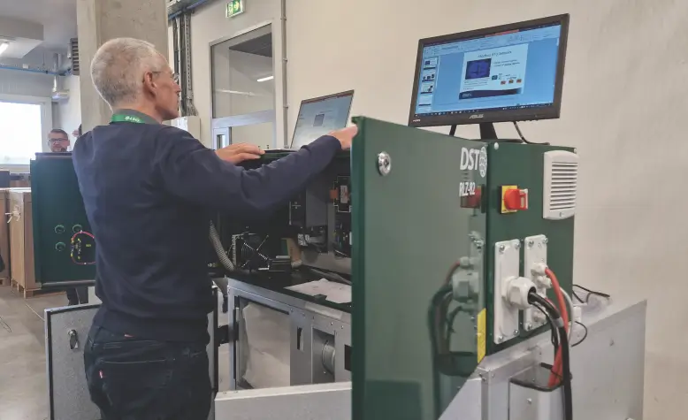 Tehničar upravlja industrijskom mašinom DST RZ-80 putem računara u proizvodnom okruženju