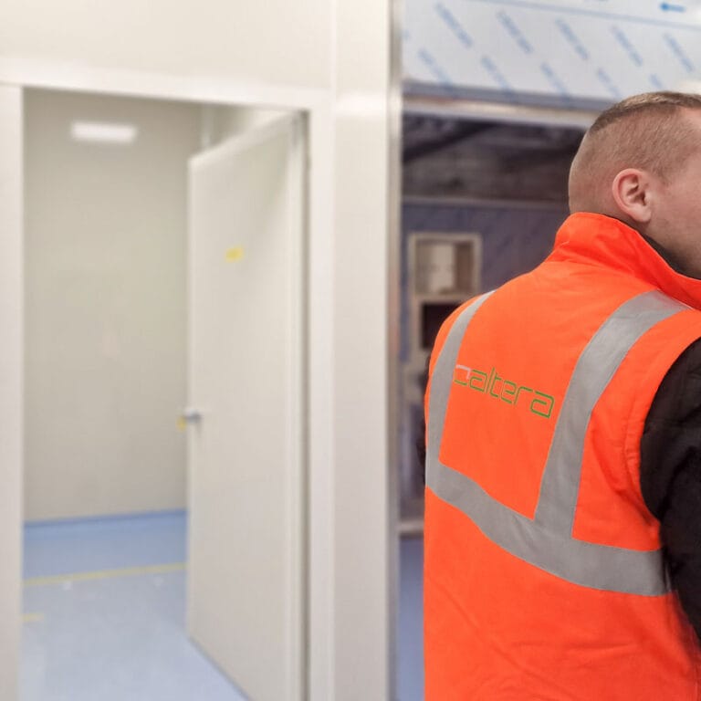 Stručnjak u prsluku sa logotipom Altera tokom konsultacija u tehničkoj zoni objekta