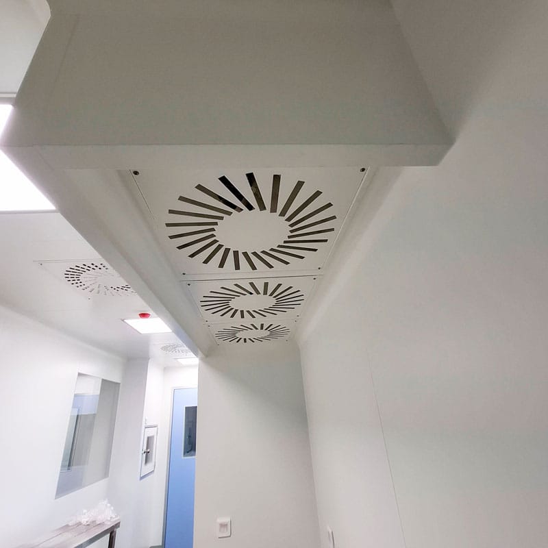 Difuzori vazduha u plafonu čiste sobe sa sterilnim oblogama i lamelarnim tokovima za kontrolisano strujanje