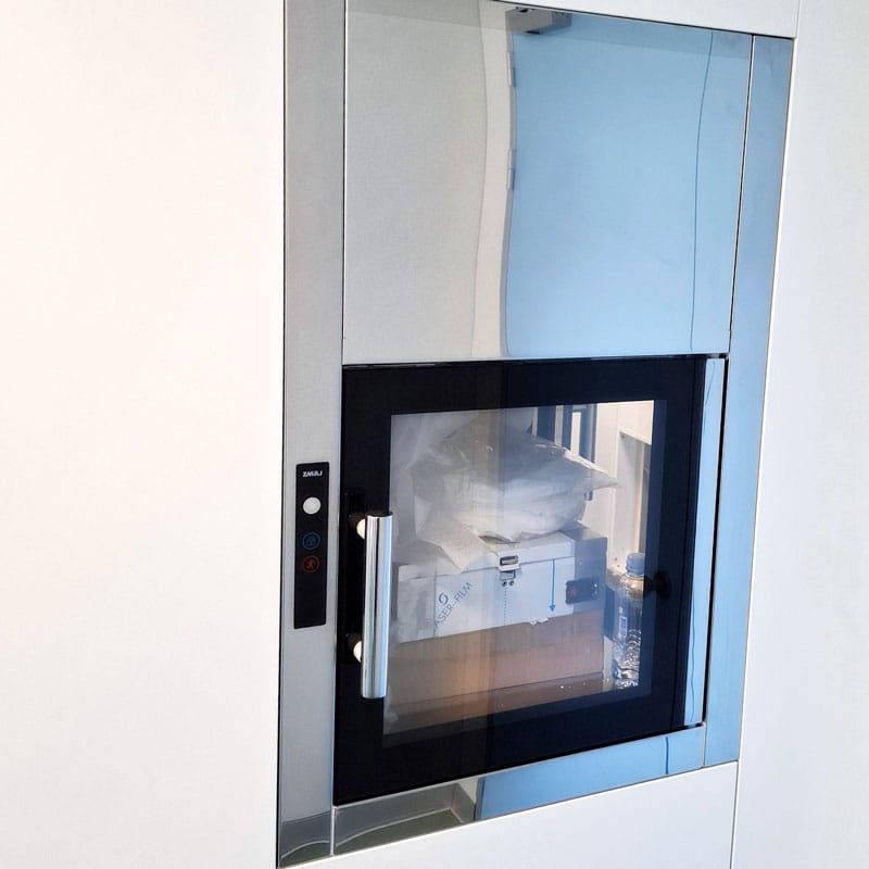 Zatvoreni prozor sa staklom u čistoj sobi za farmaceutsku proizvodnju