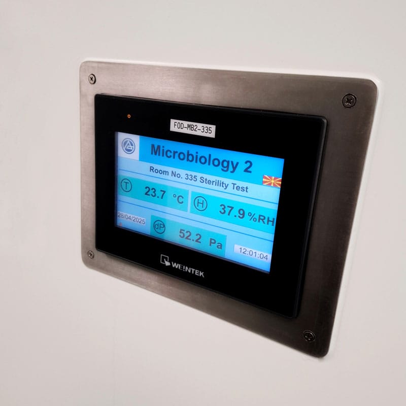 Prikaz digitalnog monitora za praćenje temperature, relativne vlažnosti i diferencijalnog pritiska u mikrobiološkoj laboratoriji