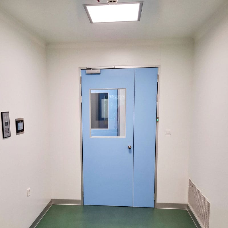 Hermetička plava vrata u farmaceutskoj čistoj sobi sa integrisanim nadzorom pristupa i vizir staklom.