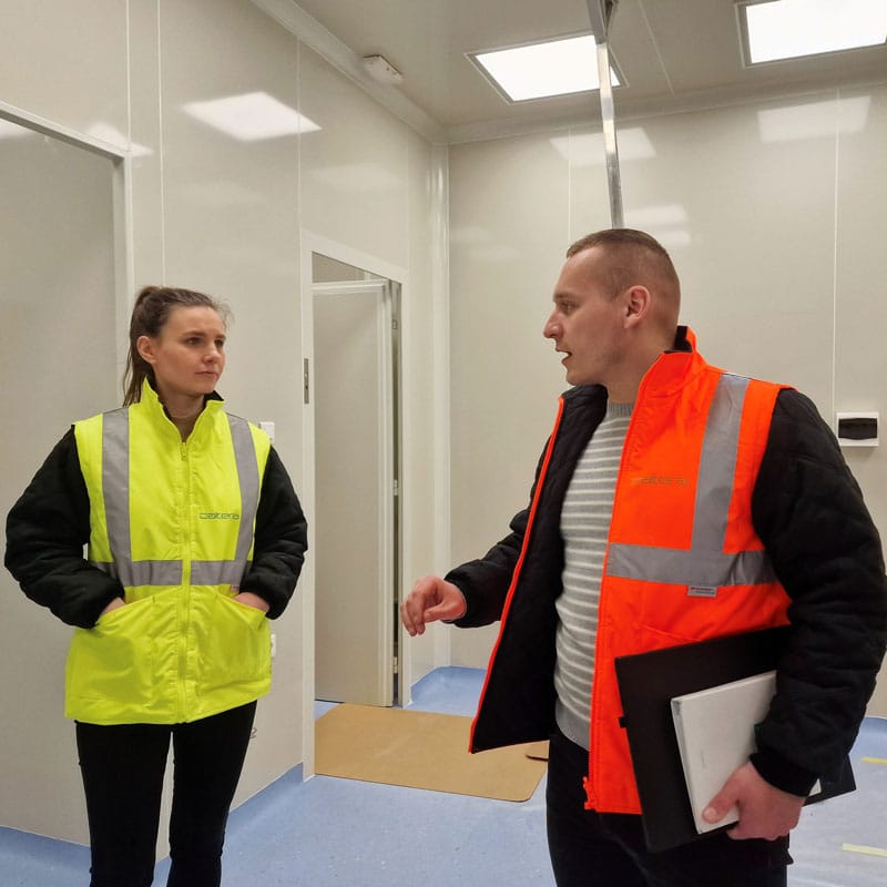 Inženjeri kompanije Altera u inspekciji čiste sobe sa zaštitnim prslucima.