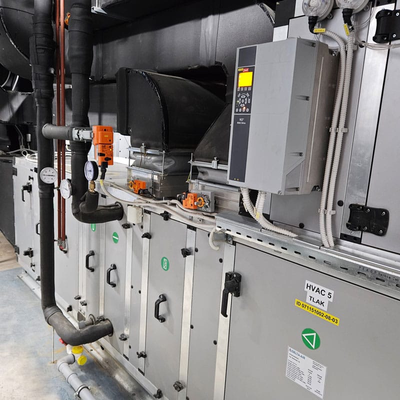 Ventilaciona klima komora sa termotehničkim instalacijama, Belimo aktuatorima, senzorima pritiska i frekventnim regulatorom protoka