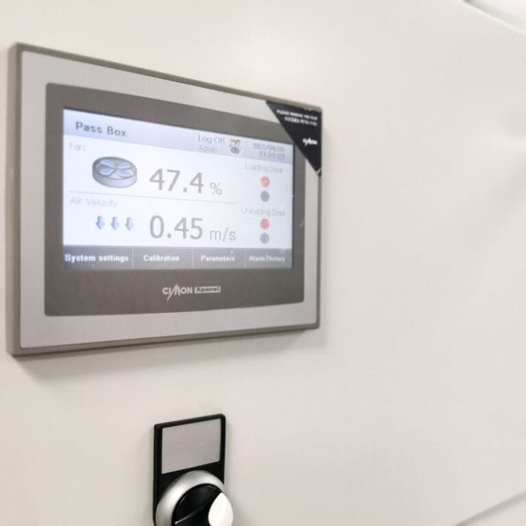 Touchscreen kontrolna tabla Pass Box jedinice u čistoj sobi, sa prikazom protoka vazduha i stanja vrata