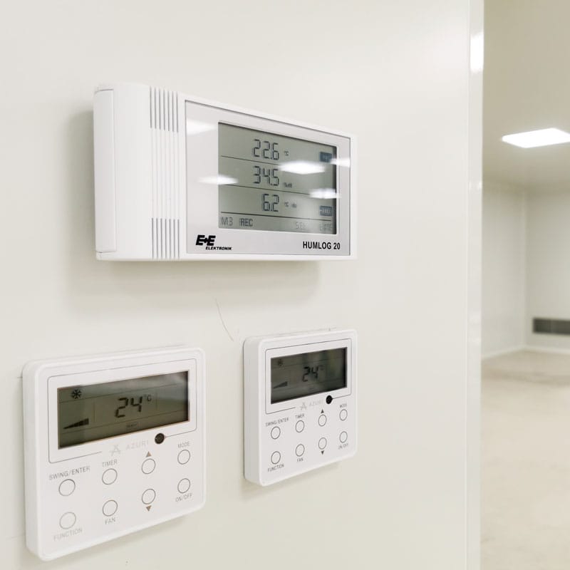 Digitalni uređaji za merenje temperature i vlažnosti vazduha u čistoj sobi