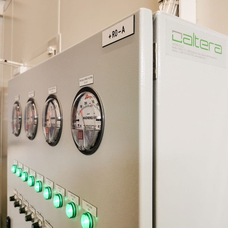 Kontrolna elektro-tabla za monitoring diferencijalnog pritiska sa manometrima i svetlosnim indikatorima u čistoj sobi