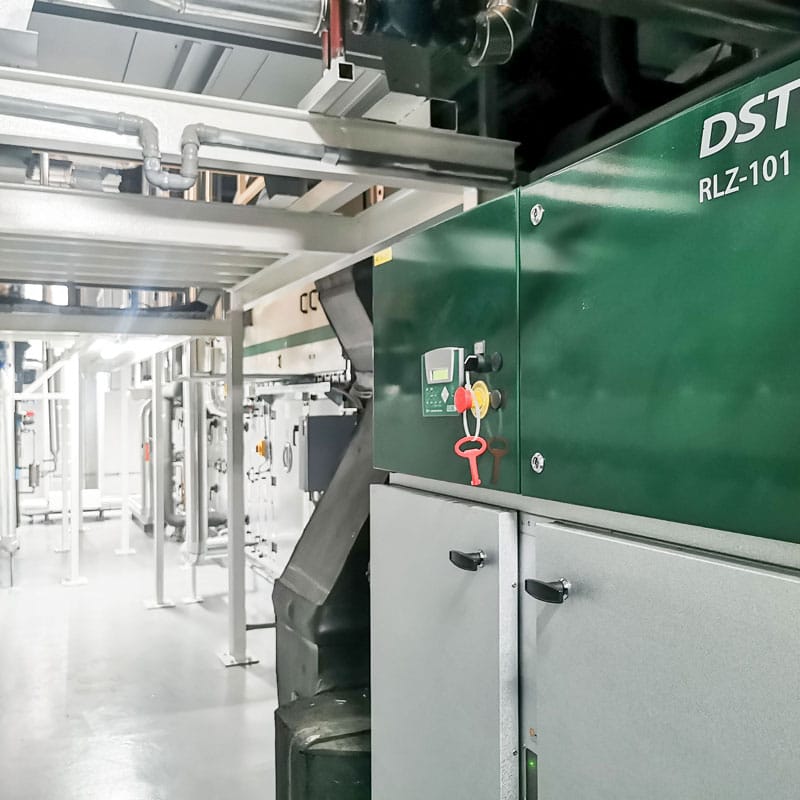 DST RLZ-101 sušač vazduha u mašinskoj sali sa složenim sistemom cevovoda i metalnim platformama za održavanje.