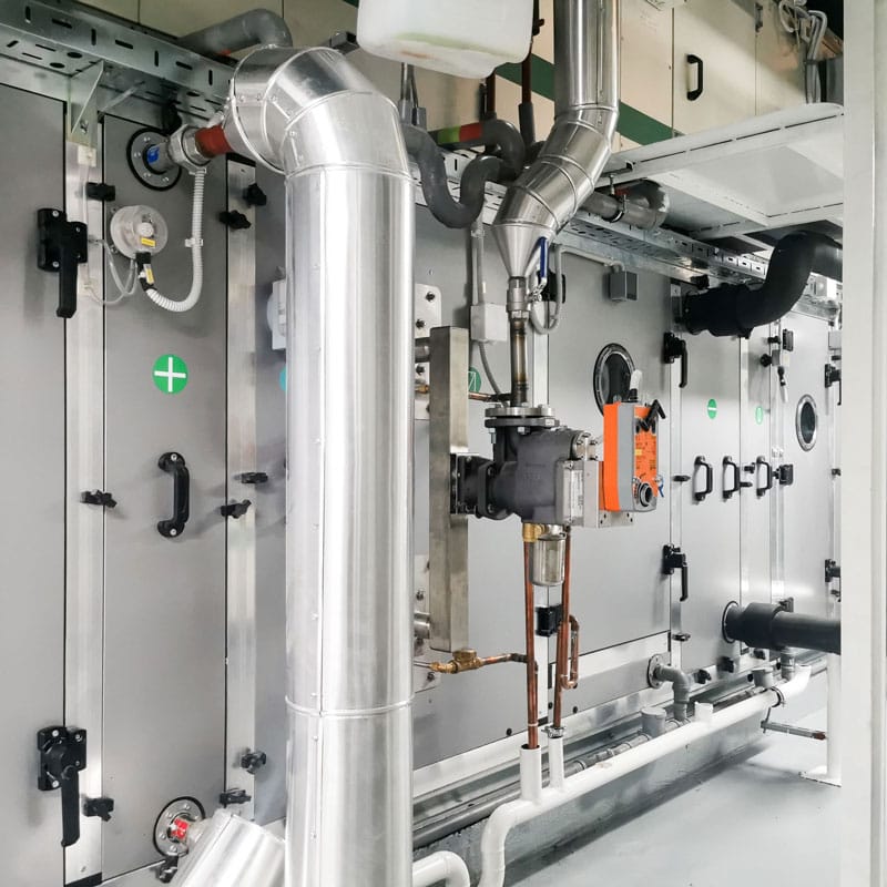 Instalacija HVAC sistema sa cevima za paru i Belimo regulatorom na ventilacionoj komori