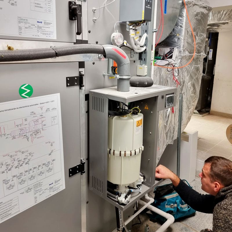 Tehničar radi servis ovlaživača vazduha