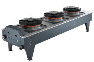 Suvi hladnjak (dry cooler) sa tri aksijalna ventilatora za hlađenje tečnosti u HVAC i procesnim sistemima