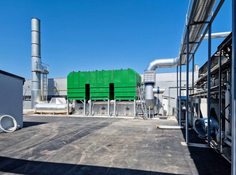 RTO sistem (Regenerativni termalni oksidator) sa zelenim kućištem i povezanim kanalima za tretman industrijskih isparenja na krovnoj platformi