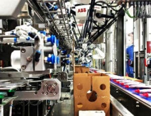 Automatizovana ABB robotska linija za pakovanje proizvoda sa kartonskim kutijama i transportnom trakom