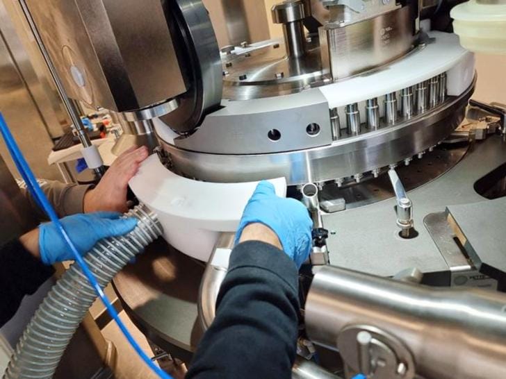 Servisni rad na Fette tableting mašini sa operatorima koji montiraju delove
