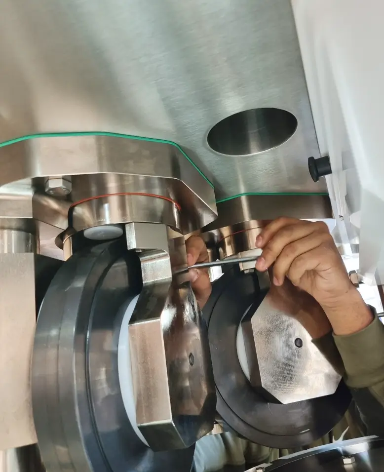 Tehničar radi servis Fette mašine na točku.