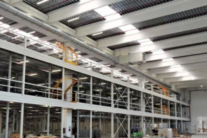 Sintra Mix-ind ventilacioni cevovodi ispod krovne konstrukcije u industrijskoj hali sa dvostrukom etažom