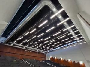 Sintra ventilacioni kanali iznad osvetljenja u amfiteatru