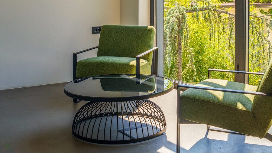 Alterina kancelarija sa dve zelene fotelje i stočićem