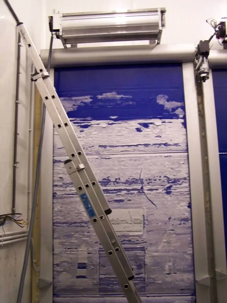 Led na plavim vratima u hladnjači