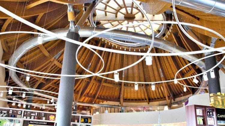 Moderan enterijer restorana i optimalna distribucija vazduha