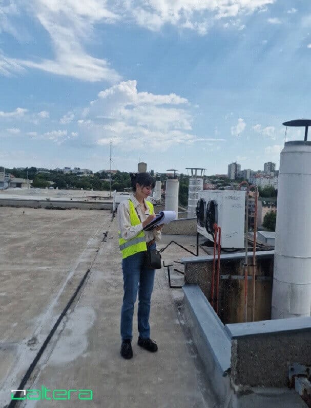 Inženjer meri i analizira HVAC sistem na terenu industrijskog postrojenja